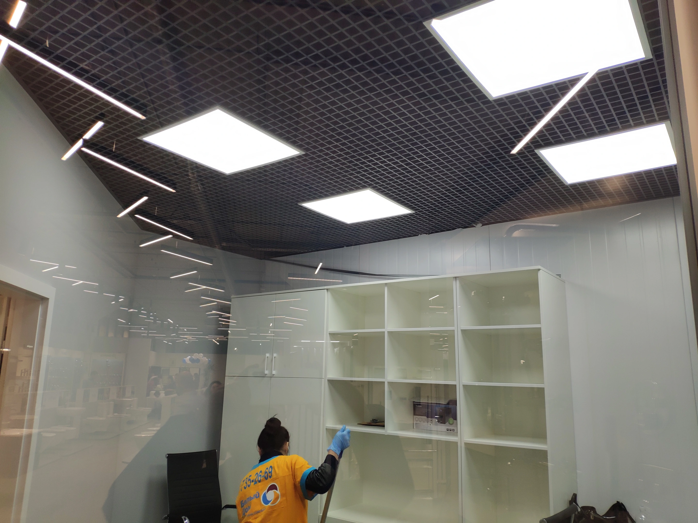 Agromat — fitting-out work at the internal glass partitions, December 2018.