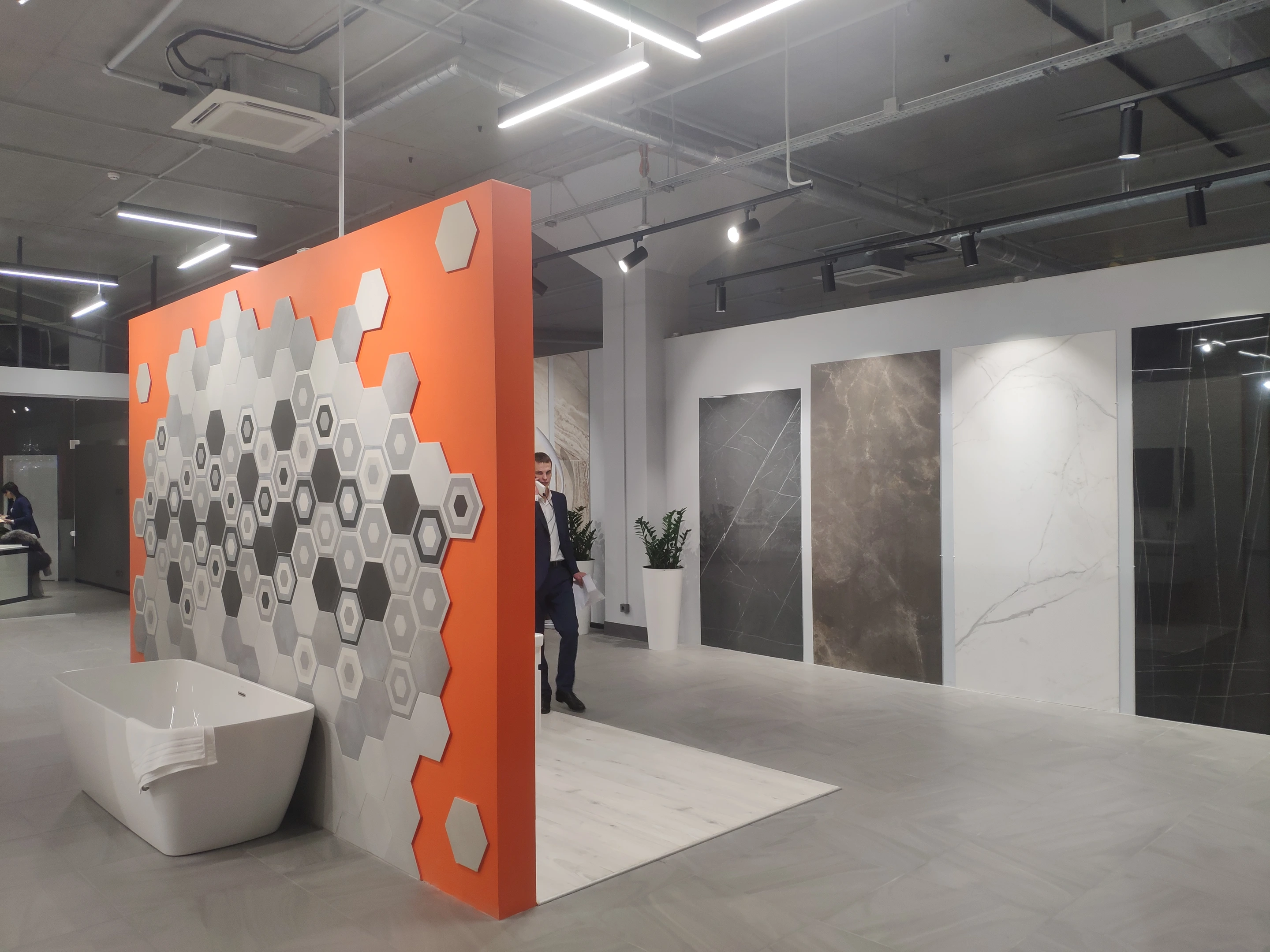 Agromat — showroom spaces and glazed office partitions during delivery, December 2018.