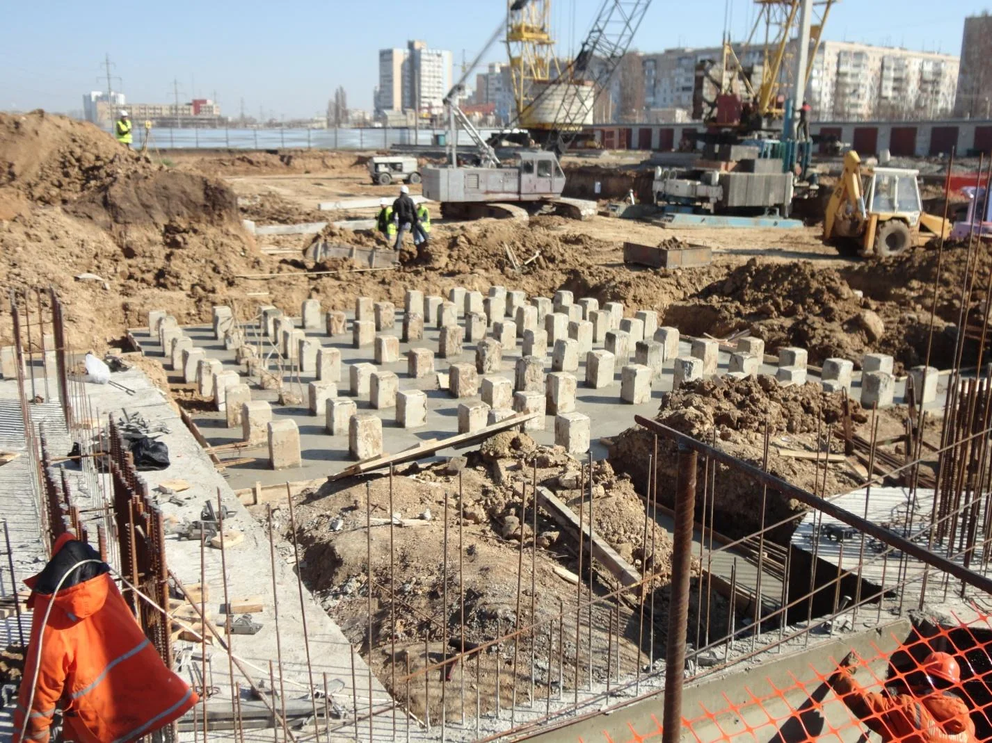 Residential site: excavation, pile heads and early structural works. Construction-report photograph, 2012.