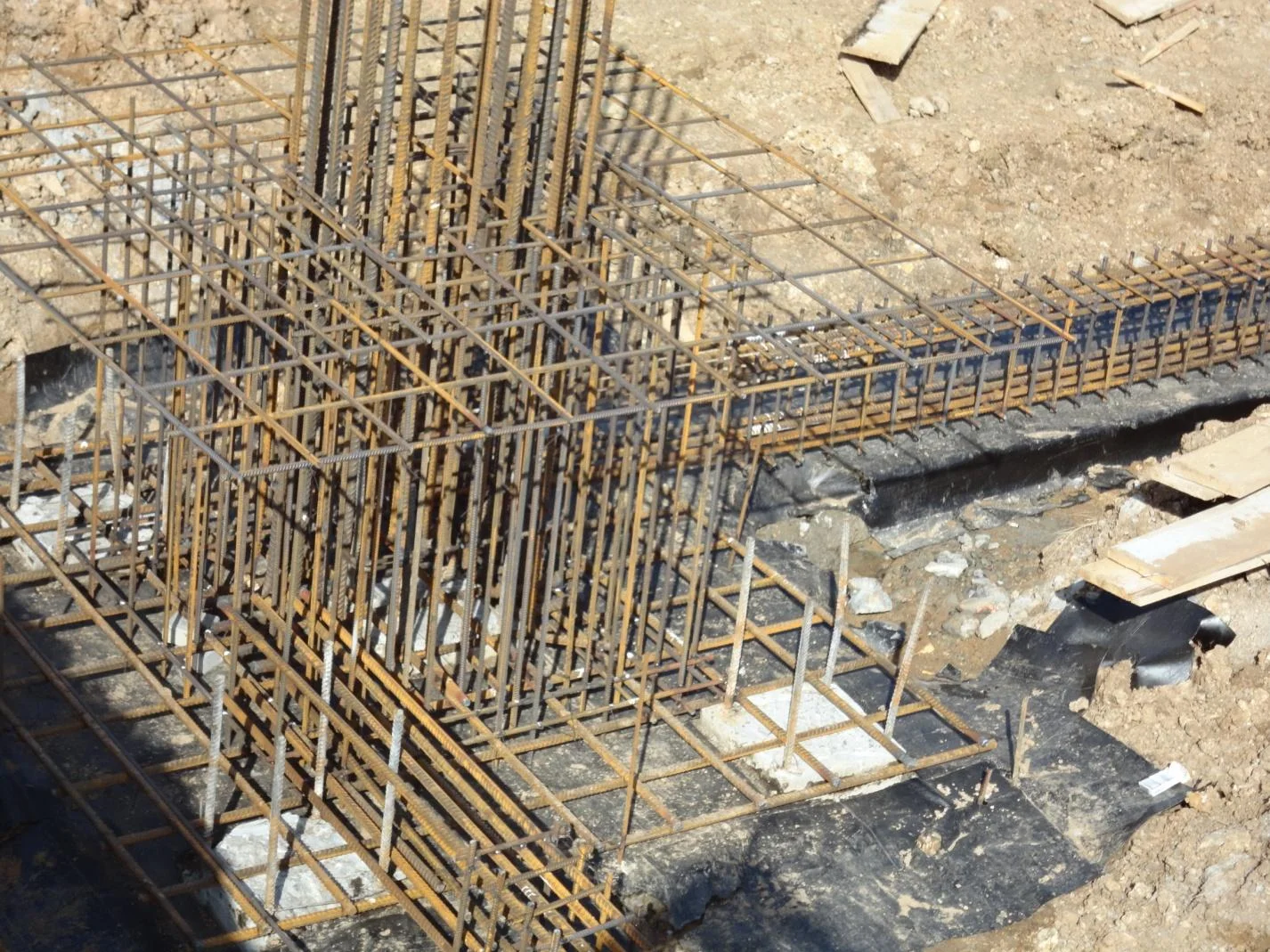 Residential site: a reinforced-concrete junction prepared before casting. Construction-report photograph, 2012.