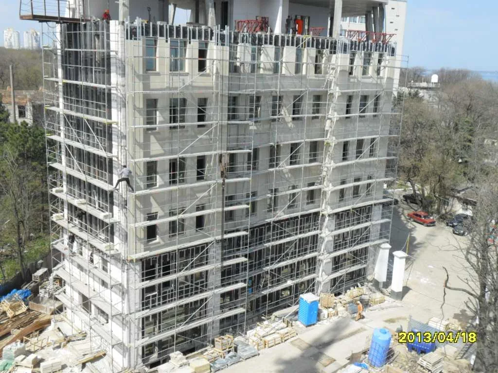 Shared office and hospitality estate: façade access scaffolding around the building. Site report, 2013.