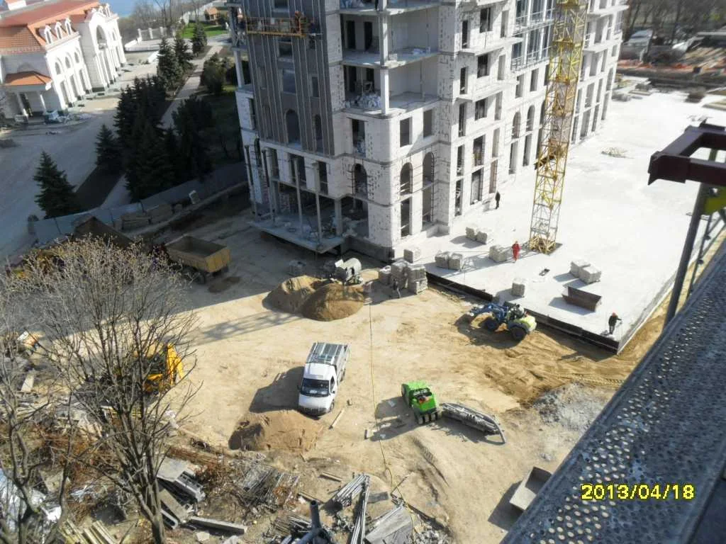 Shared office and hospitality estate: the building and surrounding access area viewed from above. Site report, 2013.