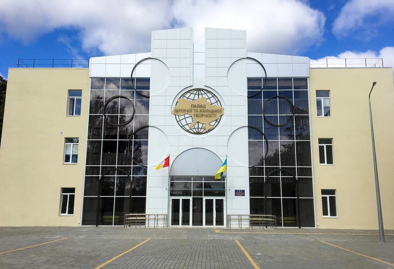 The civic centre’s main entrance and completed façade in the Sandrobud archive.