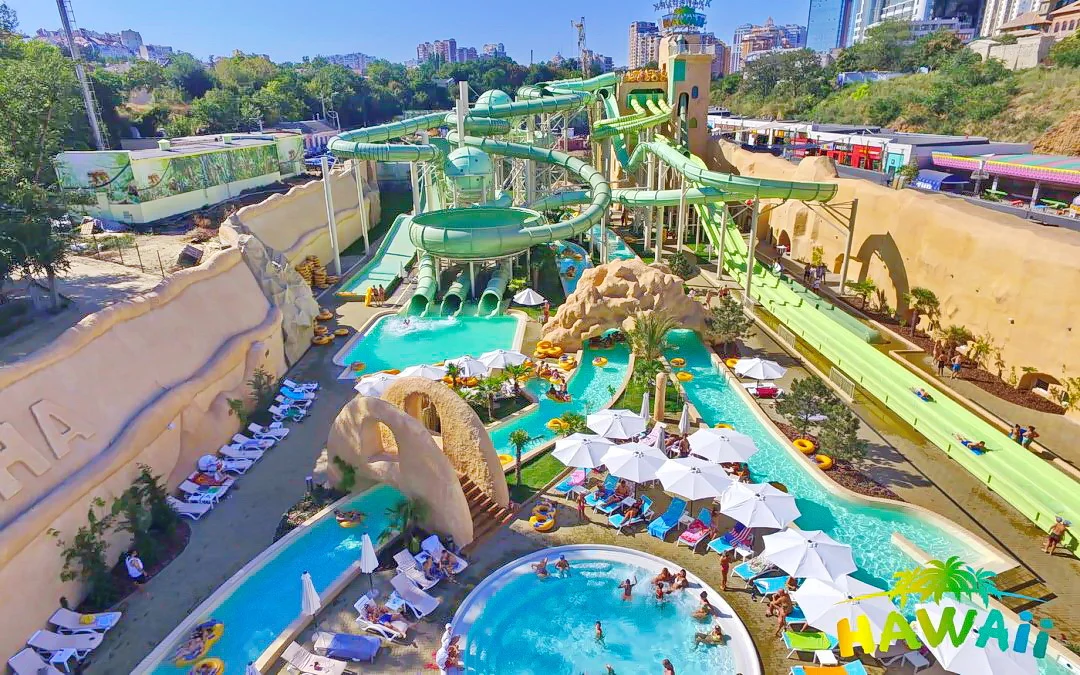 Hawaii aquapark: slides, pools and visitor terraces. Company-portfolio photograph of the leisure destination; the portfolio role concerns the envelope package.