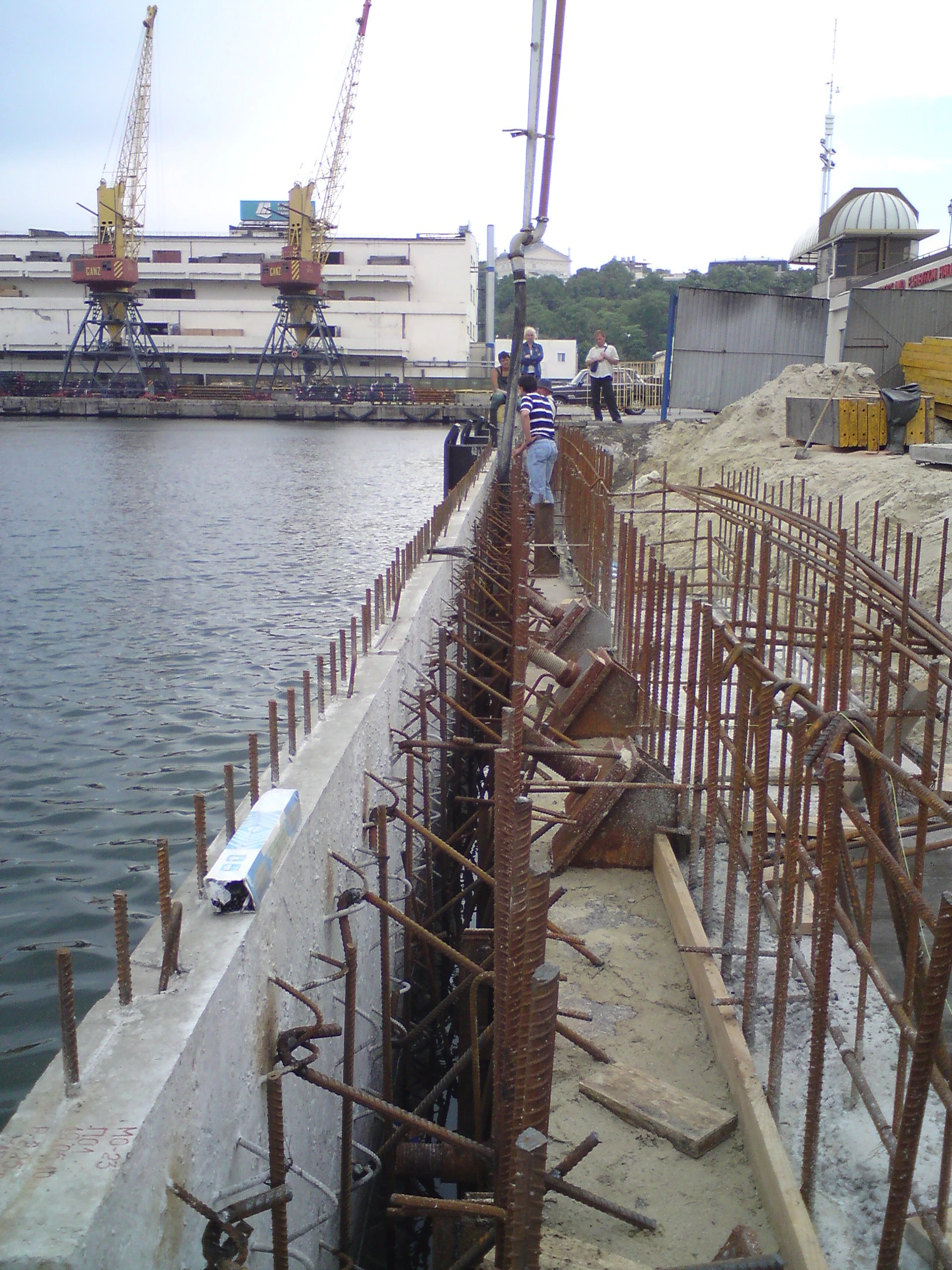 Berth 16: structural works along the quay edge. Project site photograph.