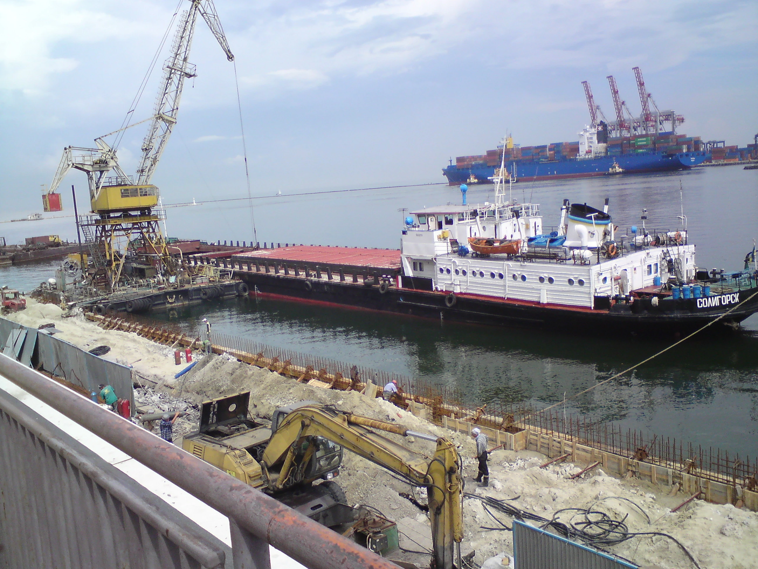 Berth 16: construction and filling works beside the water. Project site photograph.