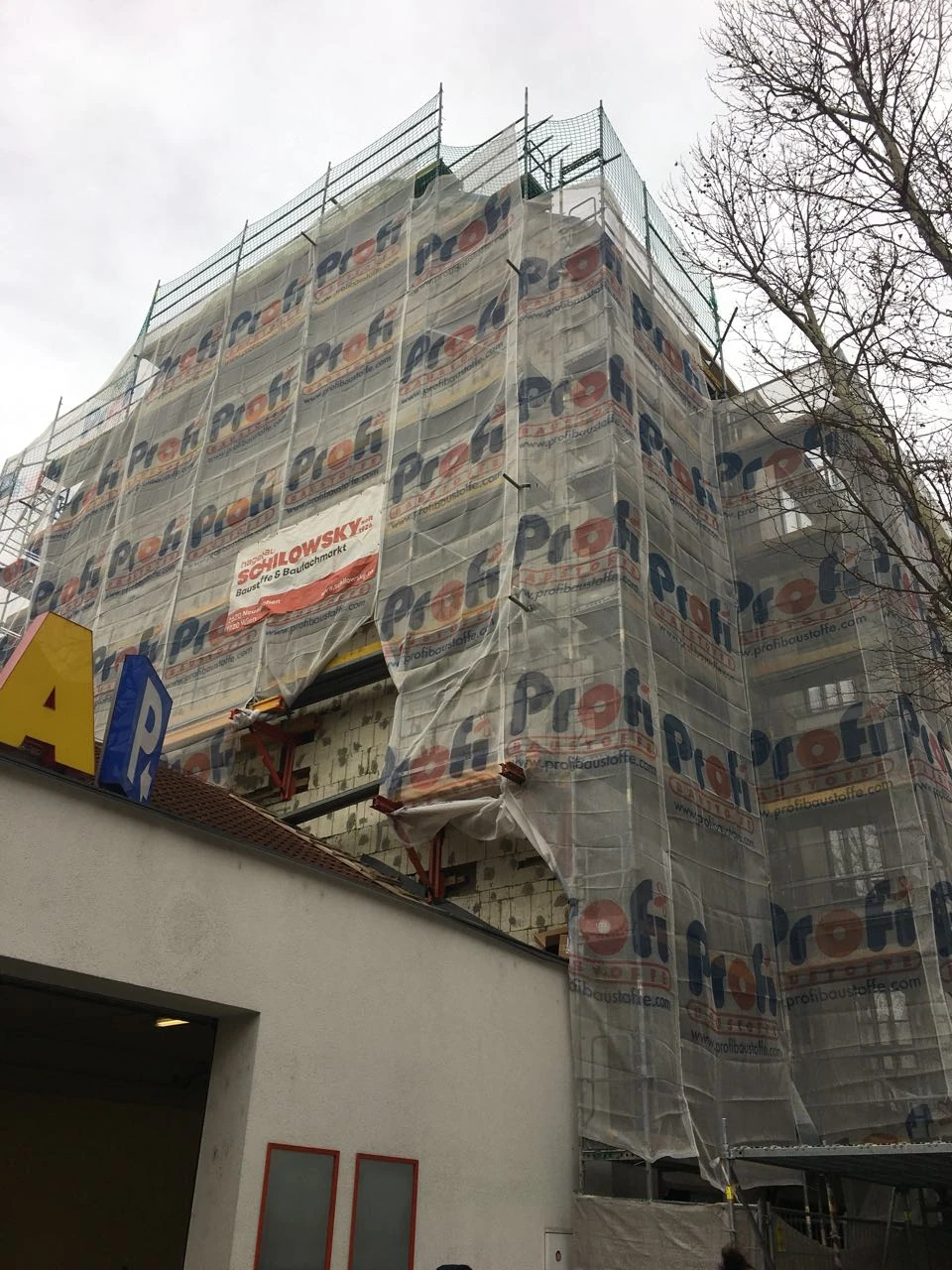 Donaufelderstraße — scaffolded façade during reconstruction.