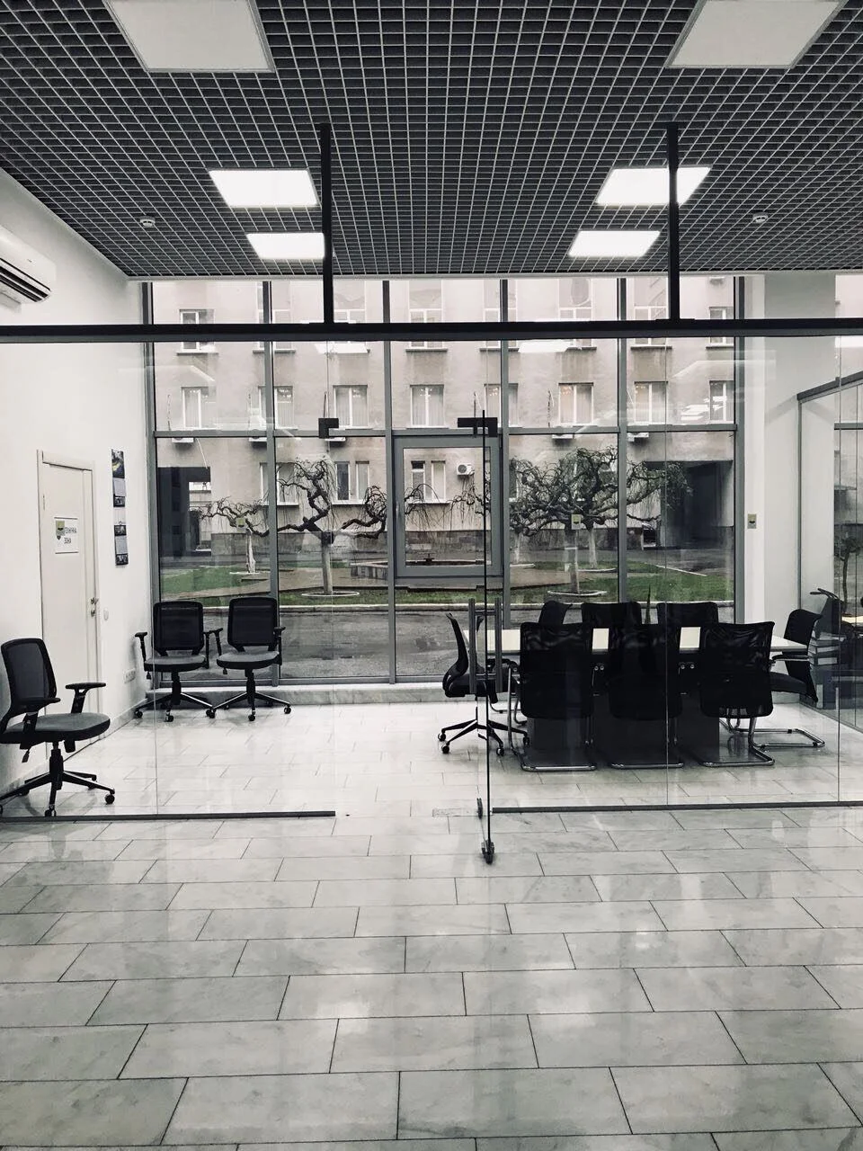 Public administration reception area: glazed enclosure and internal partitions. FES project photograph.