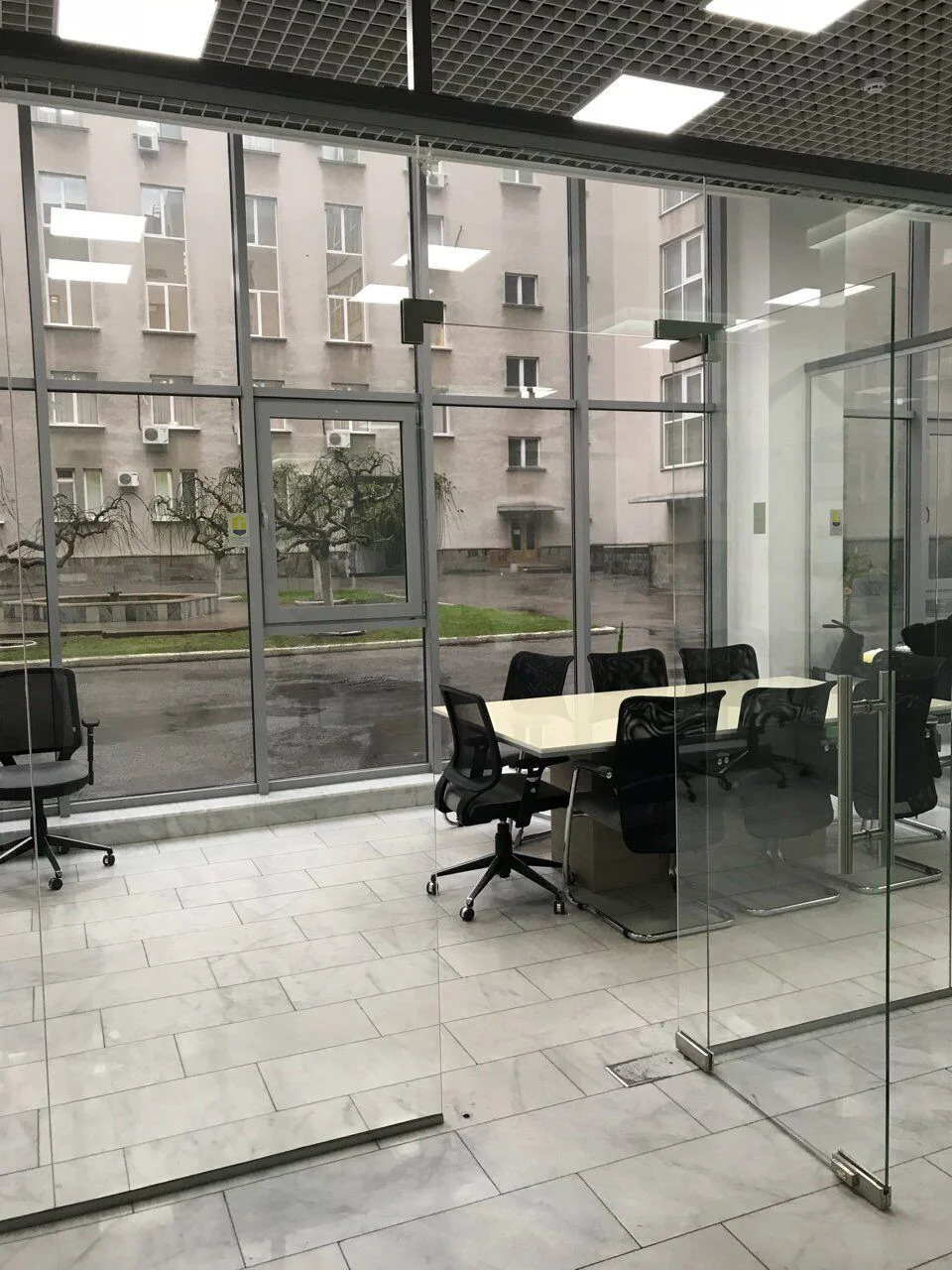 Public reception office: waiting seats beside the glazed entrance enclosure. FES project photograph.