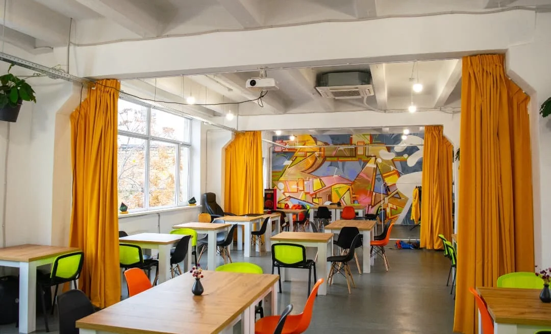 Innovation Kitchen coworking, November 2021. Mural: Bios (@bios.lines).