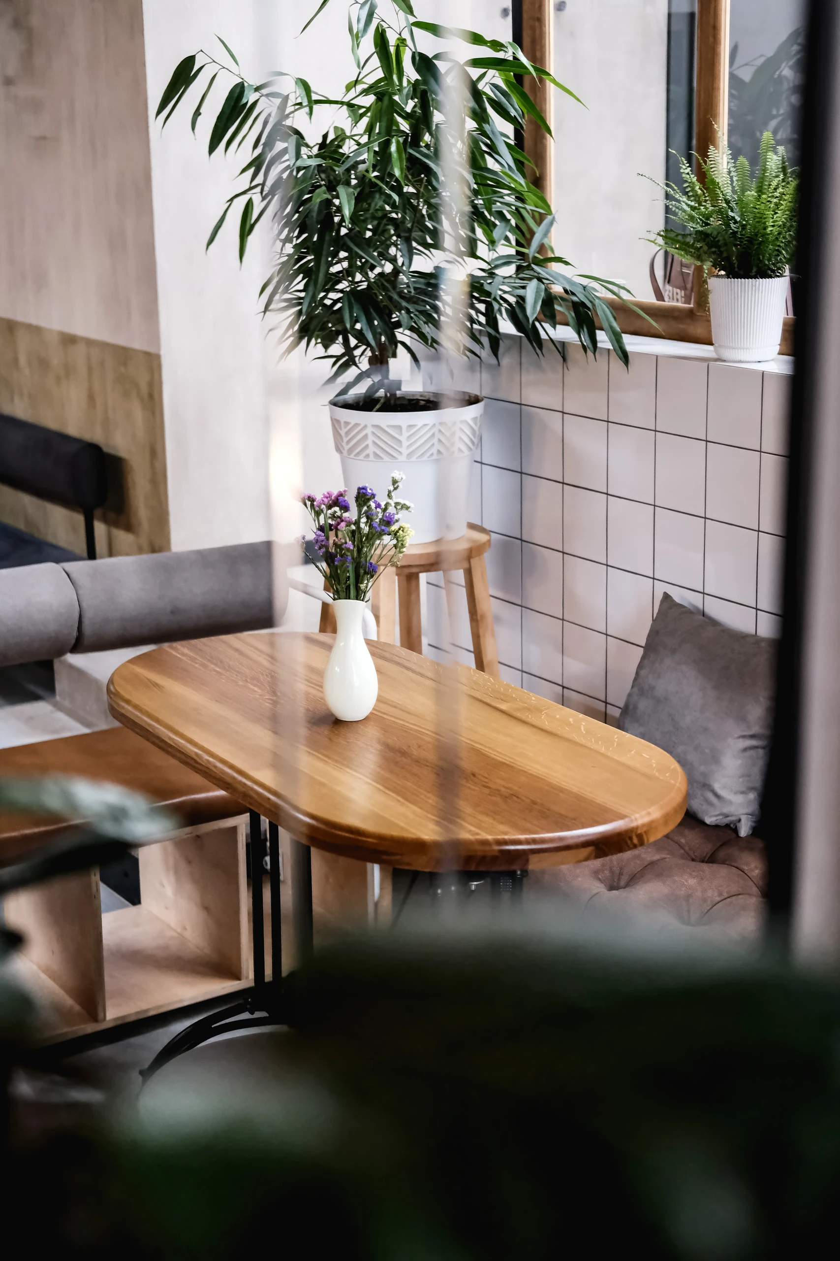 CuppyBar: the tiled seating nook and small café table. Completed-interior photograph.