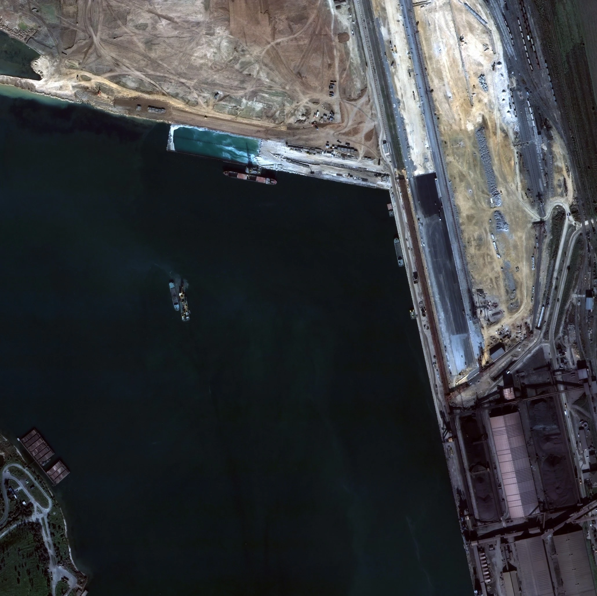 Yuzhny project-area context. Archive photograph.