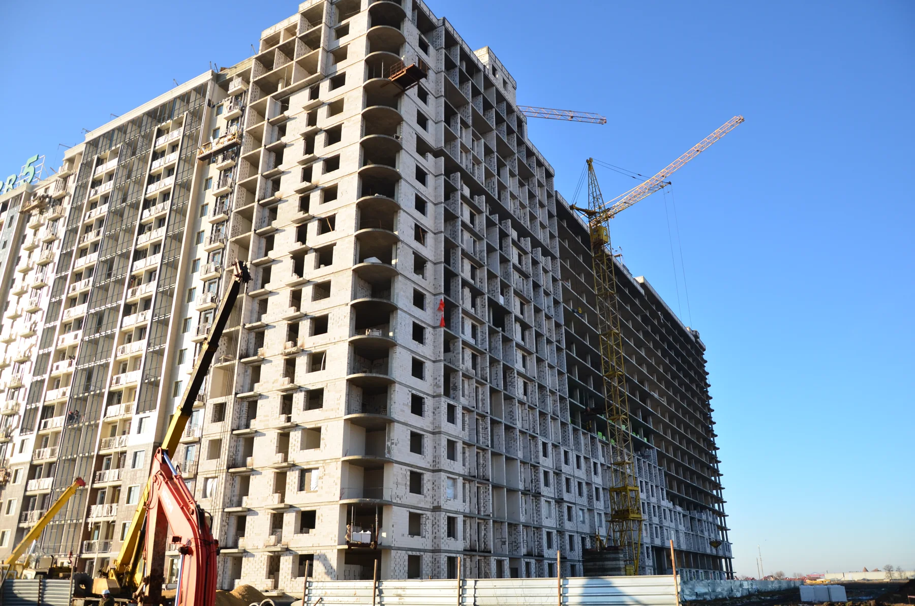 Phased residential site: the high-rise frame, infill and external access equipment. Owner-identified archive, 20 December 2013.