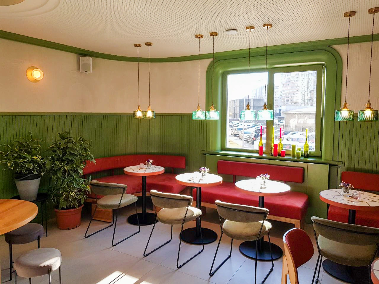 Tartateka — window-side seating, planting and green wall panelling, March 2021.