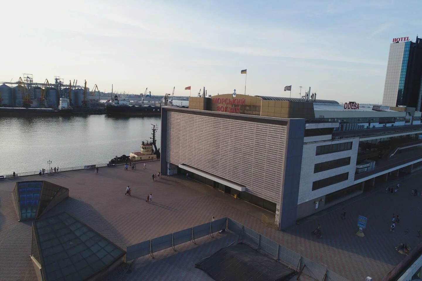 Marine passenger terminal: the broad kinetic façade and independent support from the forecourt. FES project photograph.