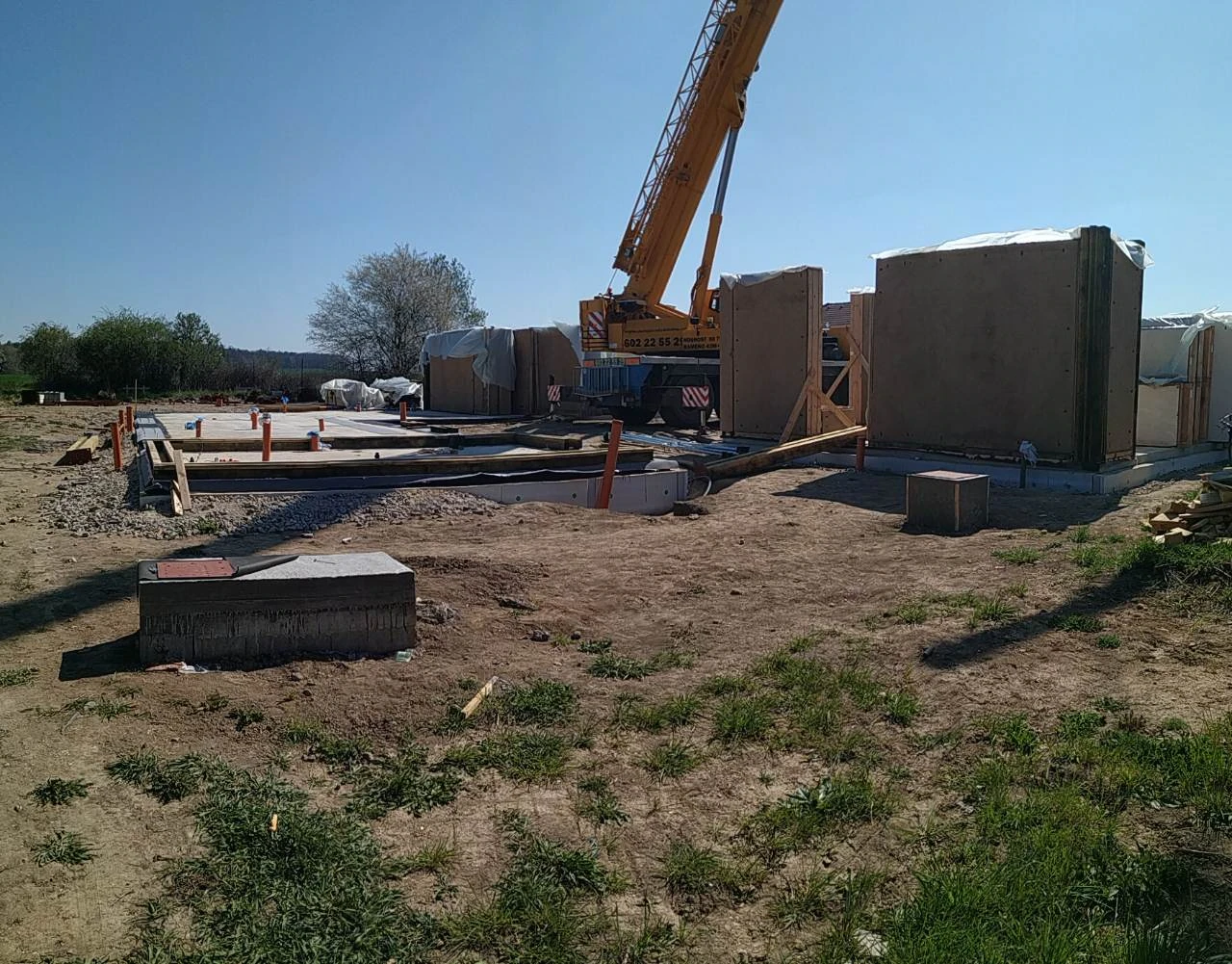 Velká Dobrá — installation of prefabricated wall panels on site, 2019.