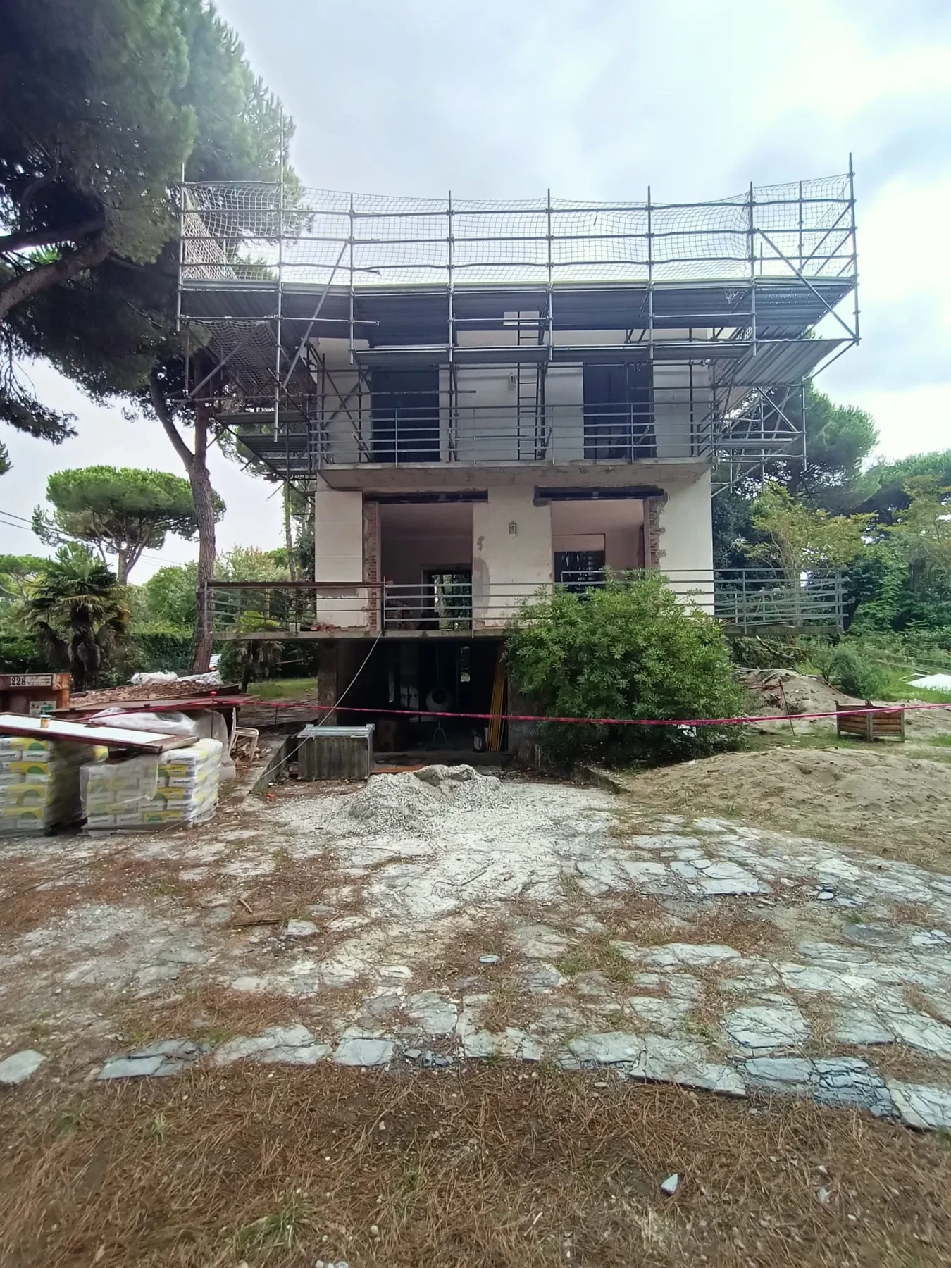 Villa in Ronchi near Forte dei Marmi: the entrance elevation during reconstruction, with roof scaffolding. Site survey photograph, October 2024.